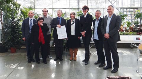 Les signataires de la charte, de gauche à droite : Joël Baud Grasset, président de l'union régionale des conseils d'architecture, d'urbanisme et de l'environnement (CAUE) ; Marie-Jeanne Beguet, présidente de l'association des maires ruraux de l'Ain ; Bernard Abdilla, président de l'Union régionale horticole - Fédération nationale des producteurs de l'horticulture et des pépinières (URH/FNPHP) ; Gilles Perluson, directeur régional de la Direction régionale de l'alimentation, de l'agriculture et d