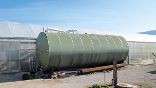 Le ballon de stockage d'eau chaude permet le découplage de la production de chaleur et de la satisfaction des besoins en chaleur de la serre. L'open-buffer ou stockage au centre va plus loin en permettant un fonctionnement de la chaudière à régime constant.