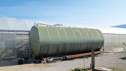 Le ballon de stockage d'eau chaude permet le découplage de la production de chaleur et de la satisfaction des besoins en chaleur de la serre. L'open-buffer ou stockage au centre va plus loin en permettant un fonctionnement de la chaudière à régime constant.