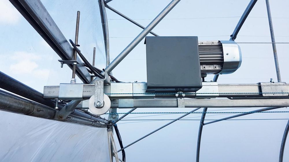 Les systèmes de propulsion du chariot d'irrigation (galets, câble - notre photo - ou chaîne) s'usent et doivent être surveillés. Les installations électriques doivent être vérifiées (toute intervention réclame de faire appel à une personne habilitée). La fréquence d'entretien de la rampe (buses, clapets antigouttes...) dépend notamment de la dureté de l'eau.. PHOTO : PYRÈNE AUTOMATION Les systèmes de propulsion du chariot d'irrigation (galets, câble - notre photo - ou chaîne) s'usent et doivent être surveillés. Les installations électriques doivent être vérifiées (toute intervention réclame de faire appel à une personne habilitée). La fréquence d'entretien de la rampe (buses, clapets antigouttes...) dépend notamment de la dureté de l'eau.. PHOTO : PYRÈNE AUTOMATION
