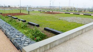 Situé sur une zone agricole qu'il était hors de question d'imperméabiliser, le parking des Panettes, à proximité du nouveau stade de Lyon, a été engazonné sur 66 000 m2.PHOTO : AXE SAÔNE