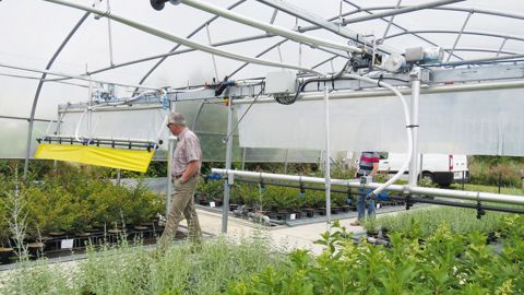 La stimulation mécanique peut être largement automatisée. Les dispositifs peuvent se fixer facilement sur un chariot polyvalent gérant l'arrosage, la fertilisation, le piégeage des adultes ailés d'insectes ravageurs...