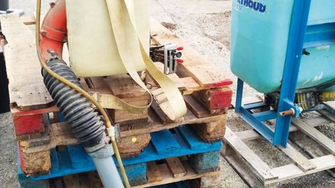 À gauche, cet ancien appareil porté (10-15 kg rempli) nécessitait 6 remplissages pour 1 500 m2 de serre, soit 12 montées et descentes. À droite, la cuve tractée n'exige qu'un remplissage... mais le tuyau trop court (50 m) pour l'abri de 60 m impose un déplacement du tracteur pour intervenir sur les deux pignons.PHOTO : ALAIN DURANTIN