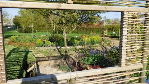 L'Horti-Pôle d'Évreux (27) a choisi de mettre en place des zones de démonstration pour illustrer l'écoconception paysagère sur l'atelier technique horticole de l'établissement. Ici, une vue du rond-point conçu pour favoriser la biodiversité mettant en scène la flore locale.PHOTO : L. LARDINAIS
