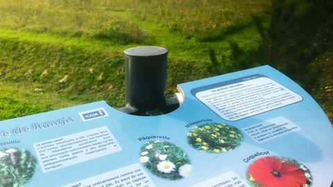 Le parc d'entreprise Icade d'Orly-Rungis (94), labellisé EcoJardin, utilise différents outils de communication, comme ces panneaux, pour sensibiliser les usagers à la gestion écologique.PHOTO : ÉRIC LANDEAU