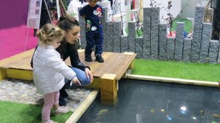 À peine terminé, le jardin réalisé par les apprentis a été de suite adopté, à commencer par les plus jeunes visiteurs du Salon de l'agriculture.