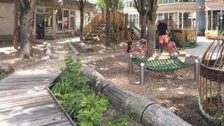 La cour Oasis de l’école maternelle Emeriau (Paris 15e) en juillet dernier. Le projet vise à désimperméabiliser les cours des établissements pour favoriser l’infiltration de l’eau de pluie et créer des îlots de fraîcheur. T. MENIVARD/CAUE DE PARIS