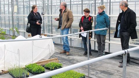 Laurent Mary, responsable d'expérimentation, présente les essais du Caté à Corinne Bitaud, la nouvelle directrice d'Astredhor (à gauche), et Claude Déhais, président de l'institut (à droite).