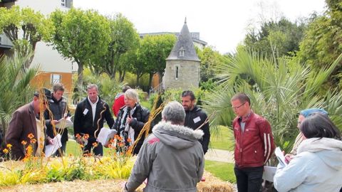 La ville de Lannion (22) et l'entreprise Graines Voltz avaient creusé de grosses balles de paille pour y installer des associations de plantes originales, lors des « Carrés fleuris ».