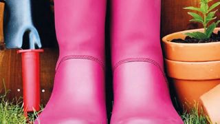Des bottes fluo et des outils colorés : la une du guide, réalisé conjointement par l'Onisep, la FNMJ et le Fafsea, est typique de l'évolution des jardineries, bien au-delà du classique végétal. Elle aurait toutefois pu également illustrer les nouvelles technologies numériques.PHOTO : ONISEP/FNMJ Des bottes fluo et des outils colorés : la une du guide, réalisé conjointement par l'Onisep, la FNMJ et le Fafsea, est typique de l'évolution des jardineries, bien au-delà du classique végétal. Elle aurait toutefois pu également illustrer les nouvelles technologies numériques.PHOTO : ONISEP/FNMJ