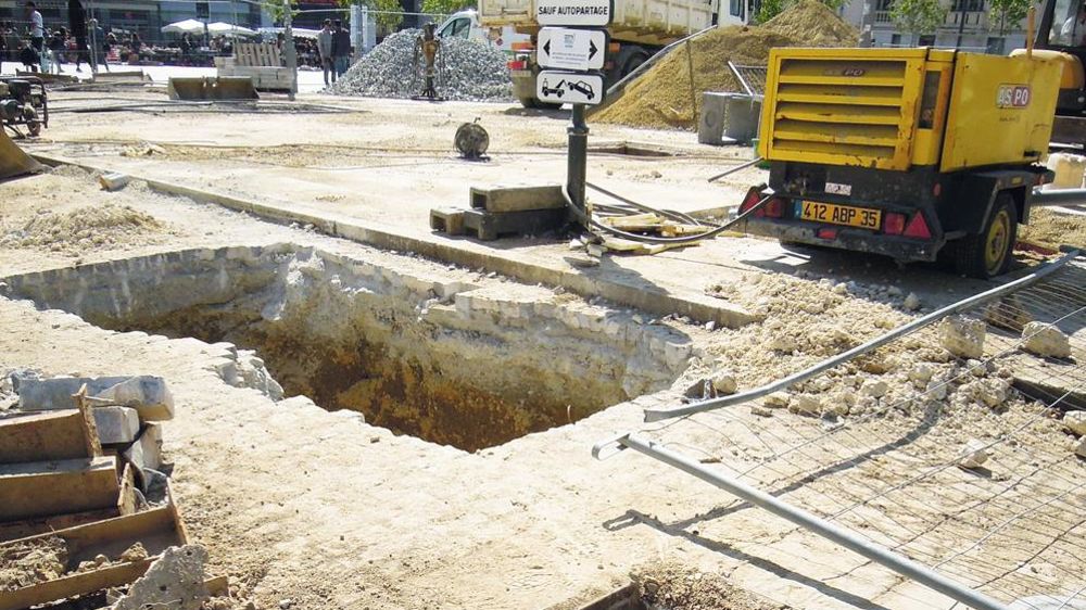Après le curage des fosses de plantation de la place Hoche, les collecteurs d'eau et le système de drainage ont été remis en état.PHOTO : PREMIER TECH HORTICULTURE