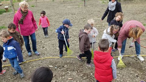 Les enfants des écoles maternelles de Castelnaudary ont, eux aussi, une parcelle dans le Jardin des vents. Ils y ont planté du tournesol, du sorgho, des haricots et du maïs.PHOTO : JOHN RIDDEL