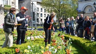 Lors de la Fête de printemps organisée par Verver sur ses terres, Myriam Le Souef, adjointe au maire en charge de la vie associative, des espaces verts et des parcs et jardins, a baptisé le mélange Ville de Tours.PHOTO : VERVER Lors de la Fête de printemps organisée par Verver sur ses terres, Myriam Le Souef, adjointe au maire en charge de la vie associative, des espaces verts et des parcs et jardins, a baptisé le mélange Ville de Tours.PHOTO : VERVER