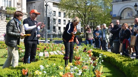 Lors de la Fête de printemps organisée par Verver sur ses terres, Myriam Le Souef, adjointe au maire en charge de la vie associative, des espaces verts et des parcs et jardins, a baptisé le mélange Ville de Tours.PHOTO : VERVER