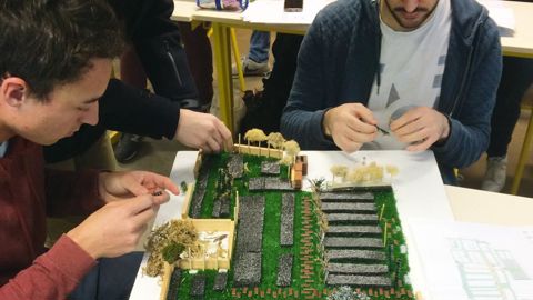 Les élèves de BTS 2e année « aménagements paysagers » du lycée Camille-Godard, au Haillan (33), ont mené un travail de professionnels en vue de défendre leur projet de cimetière paysager face au jury composé d'enseignants et d'élus.PHOTO : LE HAILLAN