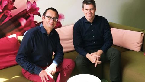 Jean-Pierre Challet (à gauche), et Nils Klemm, PDG de Selecta One, assurent que « les clients français continueront à être servis par l'équipe existante basée à Cholet (49), en bénéficiant des mêmes contacts ».PHOTO : SELECTA