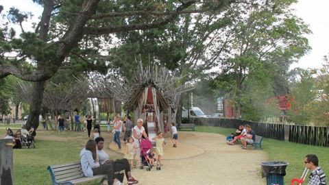 Parmi les nombreuses visites proposées chaque jour dans les espaces verts de Nantes (44), le square Mercoeur et son monstre marin dont le dos est hérissé... de plantes.
