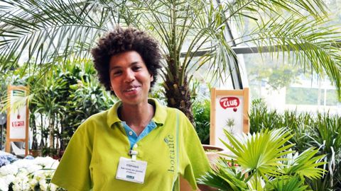 « La clientèle urbaine de centre-ville vient avec des photos, des pages découpées des magazines et veut la même plante verte design et, dernière tendance, le terrarium garni », affirme Stéphanie Ouedraogo, responsable du marché aux fleurs chez Botanic à Suresnes.