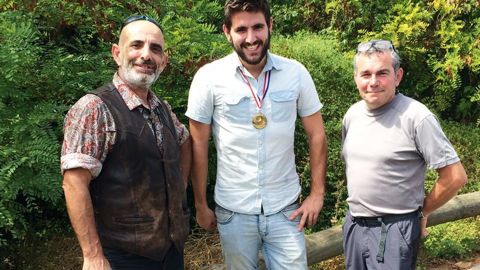 Grâce à son père, jardinier-paysagiste (à gauche), et à son professeur Stéphane de Raffin (à droite), Robin Alazard a obtenu sa médaille et son titre national Un des meilleurs apprentis de France (MAF), à Ivry (94) en 2014.PHOTO : ODILE MAILLARD