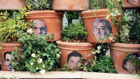 Le paysagiste concepteur Michel Pena a conçu cette installation éphémère : une claustra tout en courbes faite de pots posés sur un sol de pavés blancs.PHOTO : P. G.