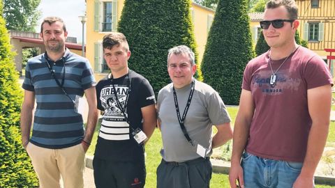 De gauche à droite : Vivien Veaux, formateur, Gweanael Favas, Meilleur apprenti de France Occitanie 2017 et candidat en catégorie bac, Stéphane de Raffin, formateur, et Quentin Privat, meilleur apprenti de France 2016 et accompagnateur.PHOTO : MFR UZÈS