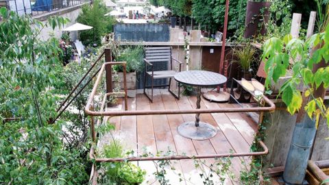 Le salon Jardins, Jardin aux Tuileries a donné l'occasion aux professionnels d'échanger sur la « ville nature ». Ici, la terrasse « Factory Garden » du paysagiste Sylvère Fournier (prix de la presse, trophée Daviland 2017).