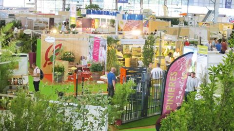 Si le visitorat du Salon du végétal a incontestablement été limité en nombre, beaucoup ont souligné que les contacts étaient de qualité.PHOTO : VALÉRIE VIDRIL