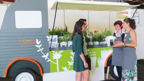 Au Salon du végétal, Juliette Lusseau (à droite) et Léa Ben Hamou (avant-dernière à droite) ont imaginé la maxime : « Si tu ne viens pas à la jardinerie, la jardinerie viendra à toi ». Elles ont été doublement récompensées à Nantes.