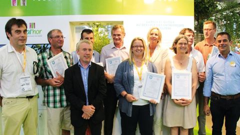 De gauche à droite : Fabien Zedde, Ocacia, Thierry Gatouillat, Serres Vannoises (89), Loïc Schio, ministère de l'Agriculture et de l'Alimentation, Philippe Beraud-Sudreau, Pépinières Rey (69), Pierre de Prémare, Domaine de Chapelan (69), Mélanie Friele, Dynavert (83), Yolande van den Boom, directrice de MPS, Marie et Philippe Levaux, exploitation horticole du Cannebeth (34), Thierry Browaeys, Pépinières La Forêt (44), et Benoît Ganem, président de Val'hor, étaient présents pour la remise des dip