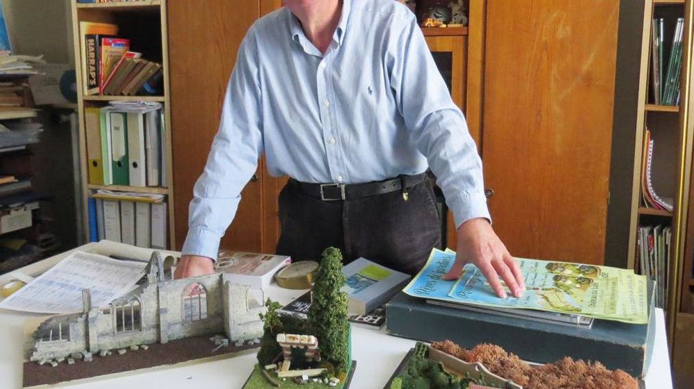 Jacques Hennequin présente trois de ses maquettes (de gauche à droite) : une ruine éclairée destinée à la pédagogie ; un pont en ruine dédié à la sortie d'un livre ; un jardin valorisant une maison standard.PHOTO : O. MAILLARD ET JACQUES HENNEQUIN Jacques Hennequin présente trois de ses maquettes (de gauche à droite) : une ruine éclairée destinée à la pédagogie ; un pont en ruine dédié à la sortie d'un livre ; un jardin valorisant une maison standard.PHOTO : O. MAILLARD ET JACQUES HENNEQUIN
