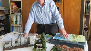Jacques Hennequin présente trois de ses maquettes (de gauche à droite) : une ruine éclairée destinée à la pédagogie ; un pont en ruine dédié à la sortie d'un livre ; un jardin valorisant une maison standard.PHOTO : O. MAILLARD ET JACQUES HENNEQUIN Jacques Hennequin présente trois de ses maquettes (de gauche à droite) : une ruine éclairée destinée à la pédagogie ; un pont en ruine dédié à la sortie d'un livre ; un jardin valorisant une maison standard.PHOTO : O. MAILLARD ET JACQUES HENNEQUIN