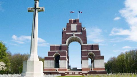 Le cimetière de Thiepval (80) rend hommage aux soldats du Commonwealth tombés lors de la bataille de la Somme, dont les cérémonies du centenaire ont eu lieu l'an dernier. Il est géré par la CWGC, qui vient d'être récompensée pour son entretien des pelouses de ce lieu historique.