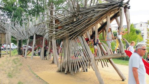 Le dragon est végétalisé sur le dos, bien que les prêles prévues au départ aient eu un développement trop limité.