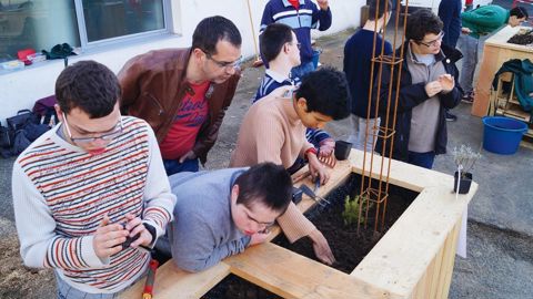 Pour concevoir et animer des jardins de soins tous publics (ci-dessus des personnes handicapées), il faut être jardinier et développer une approche sociale, pédagogique, des relations humaines. Ci-contre Emmanuel Coulomb, un des initiateurs du projet.