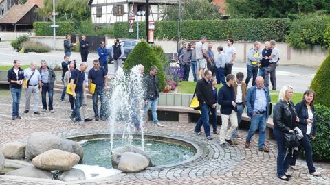 Les visites entre collègues de communes voisines ont toujours du succès. Ici à Gerstheim (67) autour du fleurissement et des substrats spécialisés de Brill.