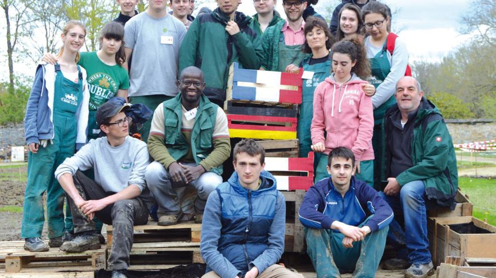 Les apprentis Français endossent le rôle de maître d'oeuvre, de coordinateur. Il faut faire preuve de diplomatie, d'écoute... Tous partagent les gestes professionnels et les visions diverses sur leur métier, en anglais, ou... comme ils peuvent !