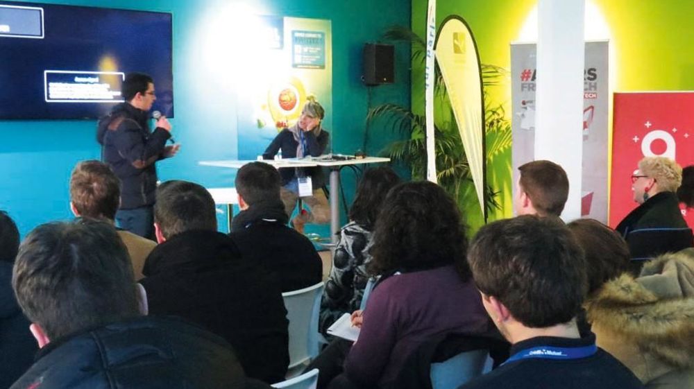 Parmi les épreuves principales, les candidats d'AGreen Startup doivent présenter de façon synthétique leur projet devant un large public, dont les visiteurs du salon (ici au Sival 2017), et des juges professionnels.