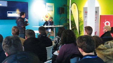 Parmi les épreuves principales, les candidats d'AGreen Startup doivent présenter de façon synthétique leur projet devant un large public, dont les visiteurs du salon (ici au Sival 2017), et des juges professionnels.