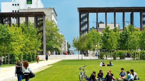 La place de la Brèche, à Niort, a été l'objet du test de l'outil de valorisation des infrastructures vertes.PHOTO : B. DERBORD