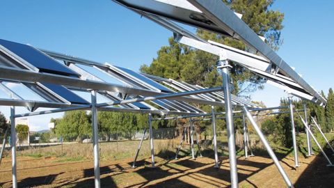 Le Scradh teste en culture de pivoine un système automatisé d'ombrières photovoltaïques pour favoriser le refroidissement du sol en hiver et limiter la consommation d'eau en été. Ce programme Piveau entre dans le cadre d'un appel à projets de l'Agence de l'eau.