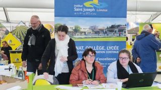 De gauche à droite : Hervé Lamiaud encadre Noémie, Tiffanie et Sephora. Ces trois élèves de l'institut Saint-Joseph, à Limoux, ont donné de leur temps pour accueillir les visiteurs du Salon professionnel d'automne, des chrysanthèmes, des jeunes plants et intrants. De gauche à droite : Hervé Lamiaud encadre Noémie, Tiffanie et Sephora. Ces trois élèves de l'institut Saint-Joseph, à Limoux, ont donné de leur temps pour accueillir les visiteurs du Salon professionnel d'automne, des chrysanthèmes, des jeunes plants et intrants.