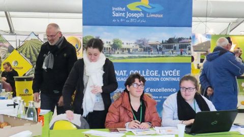 De gauche à droite : Hervé Lamiaud encadre Noémie, Tiffanie et Sephora. Ces trois élèves de l'institut Saint-Joseph, à Limoux, ont donné de leur temps pour accueillir les visiteurs du Salon professionnel d'automne, des chrysanthèmes, des jeunes plants et intrants.