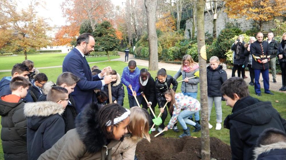 Édouard Philippe est le seizième Premier ministre à honorer la tradition, avec cette fois-ci un pommier normand.JULIEN MERCHER