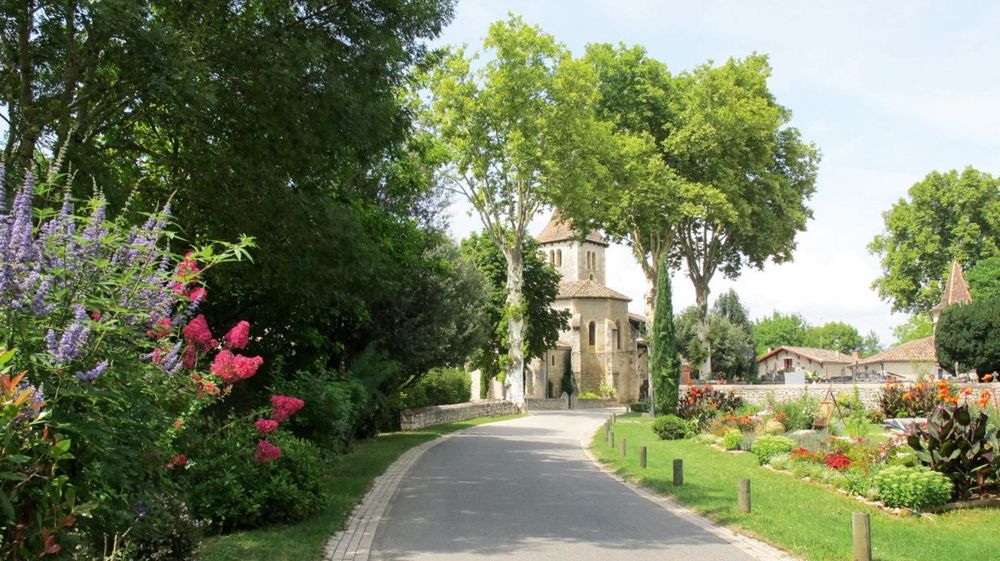 Pour maintenir leur fleurissement, les villes vont devoir trouver de nouvelles ressources. Notre photo : Cayriech (82) conserve cette année ses 4 fleurs. Pour maintenir leur fleurissement, les villes vont devoir trouver de nouvelles ressources. Notre photo : Cayriech (82) conserve cette année ses 4 fleurs.