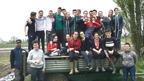 Les élèves de secondes générales EATDD entourent leur partenaire, le maraîcher Stéphane Pichot, et leurs professeurs, le jour de la plantation de la haie champêtre. PHOTO : MARMILHAT