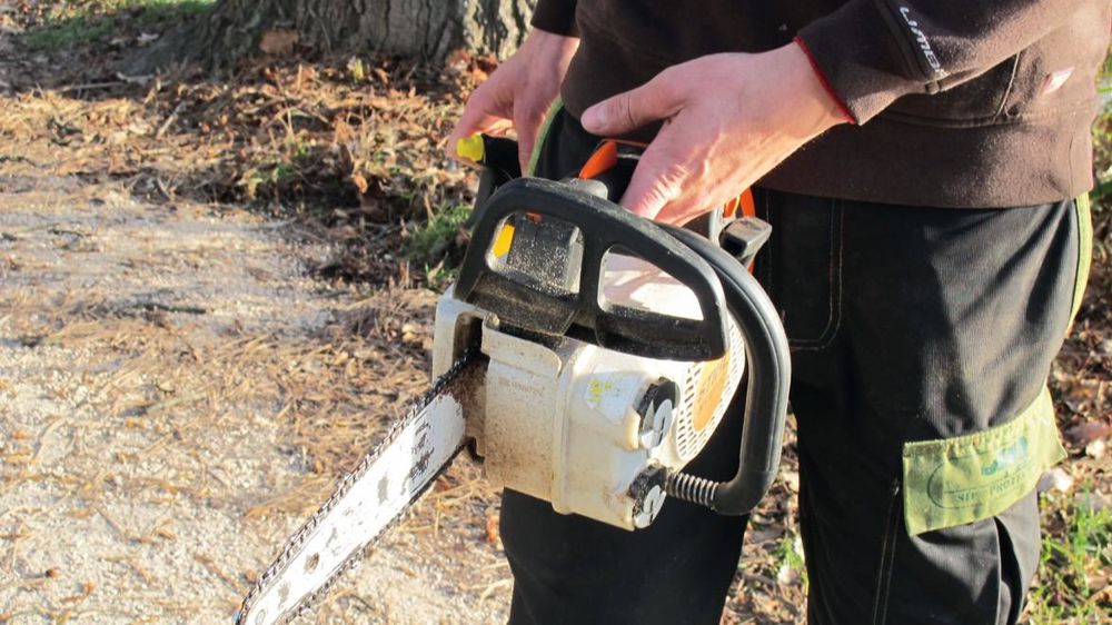 Se former à la manipulation d'une tronçonneuse est d'abord une question de sauvegarde personnelle, qu'on soit professionnel ou particulier. Côté réglementaire, le code du travail introduit des obligations de qualification des travailleurs et de formation à la sécurité.PHOTO : PASCAL FAYOLLE Se former à la manipulation d'une tronçonneuse est d'abord une question de sauvegarde personnelle, qu'on soit professionnel ou particulier. Côté réglementaire, le code du travail introduit des obligations de qualification des travailleurs et de formation à la sécurité.PHOTO : PASCAL FAYOLLE