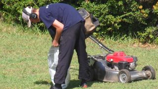 La tonte, la taille manuelle de végétaux et l'enlèvement des déchets peuvent être assurés par des services à la personne. Mais l'installation d'un gazon ou la plantation de massifs sont du ressort d'une entreprise de paysage. La tonte, la taille manuelle de végétaux et l'enlèvement des déchets peuvent être assurés par des services à la personne. Mais l'installation d'un gazon ou la plantation de massifs sont du ressort d'une entreprise de paysage.
