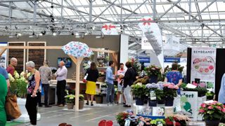 Avec quarante exposants de moins qu'en 2017, trois jours au lieu de quatre et la suppression des conférences, etc., Plantarium perd de son attrait et de ce qui faisait son âme et son originalité. Avec quarante exposants de moins qu'en 2017, trois jours au lieu de quatre et la suppression des conférences, etc., Plantarium perd de son attrait et de ce qui faisait son âme et son originalité.