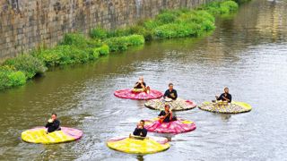 Une fanfare sur l'eau pour l'inauguration des jardins flottants, situés sur les côtés de la rivière.PHOTO DR Une fanfare sur l'eau pour l'inauguration des jardins flottants, situés sur les côtés de la rivière.PHOTO DR