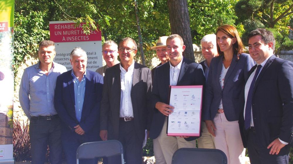 Fruit d'un actif travail collaboratif entre les producteurs franciliens et les représentants d'organismes d'Île-de-France, la nouvelle charte vise la promotion de l'horticulture et du paysage.PHOTO YH Fruit d'un actif travail collaboratif entre les producteurs franciliens et les représentants d'organismes d'Île-de-France, la nouvelle charte vise la promotion de l'horticulture et du paysage.PHOTO YH